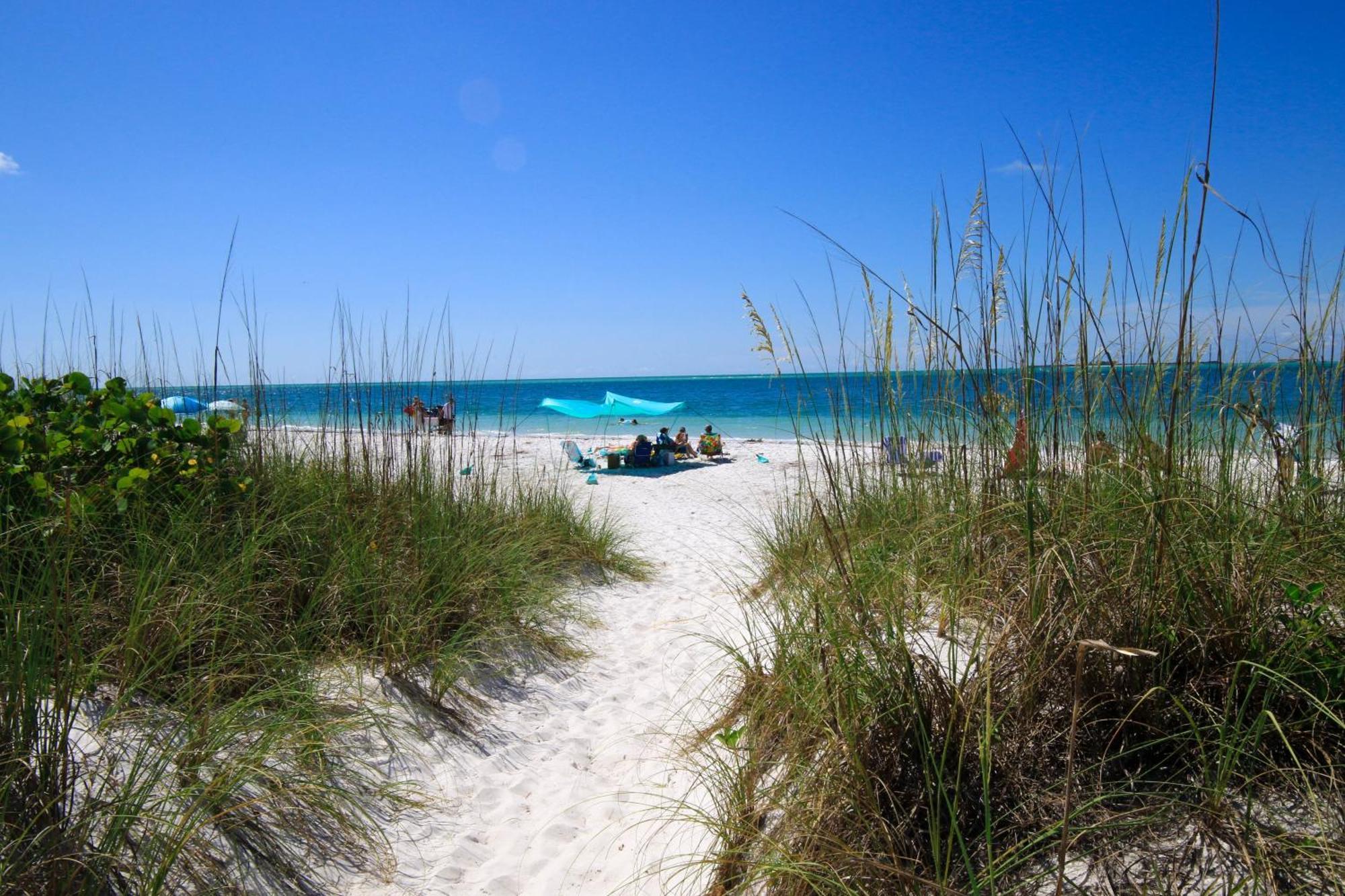 Anna Maria Island Runaway Tropical Dream-One Minute Walk To The Beach-Heated Pool Брадентон-Бич Экстерьер фото