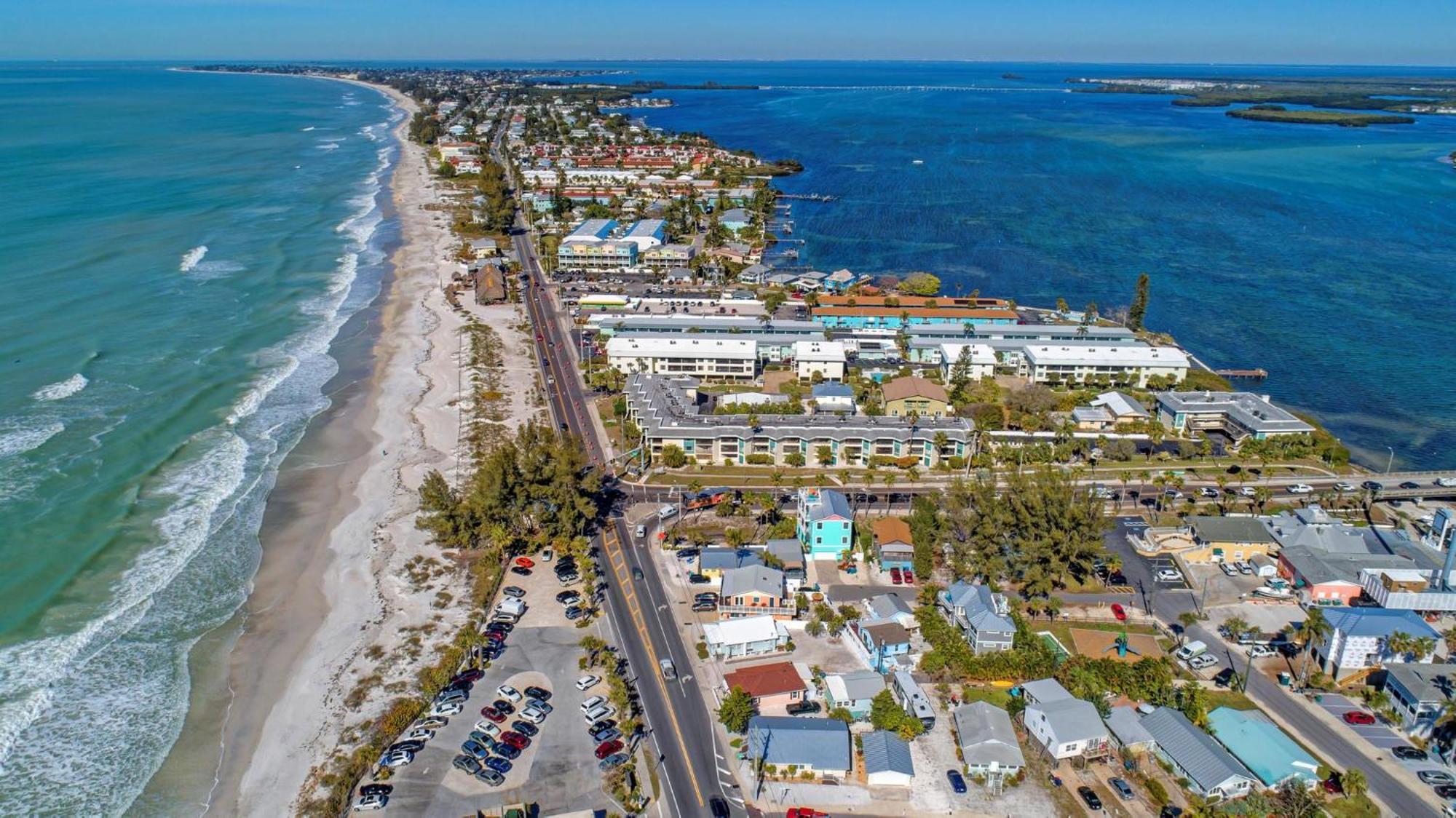 Anna Maria Island Runaway Tropical Dream-One Minute Walk To The Beach-Heated Pool Брадентон-Бич Экстерьер фото
