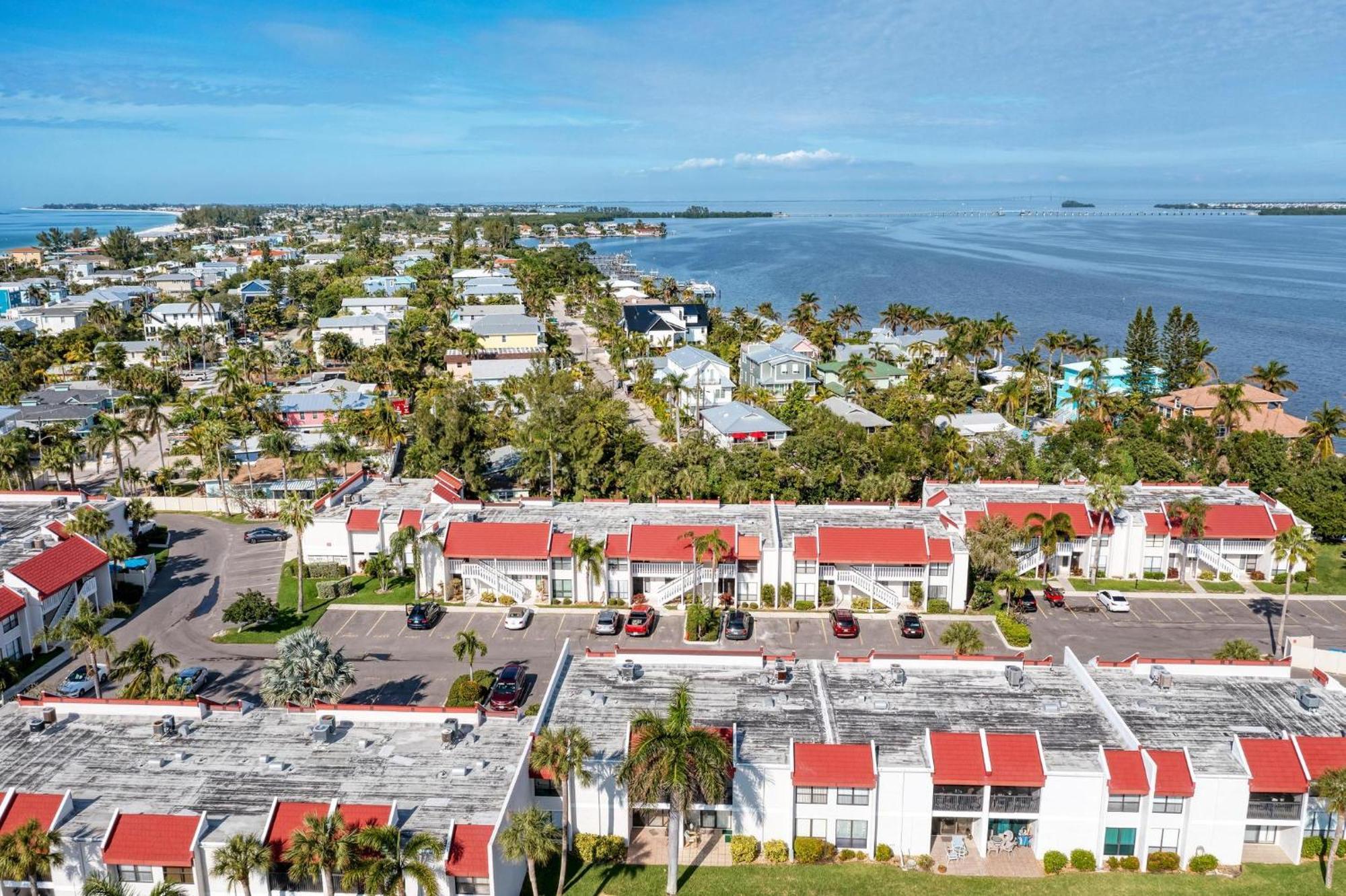 Anna Maria Island Runaway Tropical Dream-One Minute Walk To The Beach-Heated Pool Брадентон-Бич Экстерьер фото