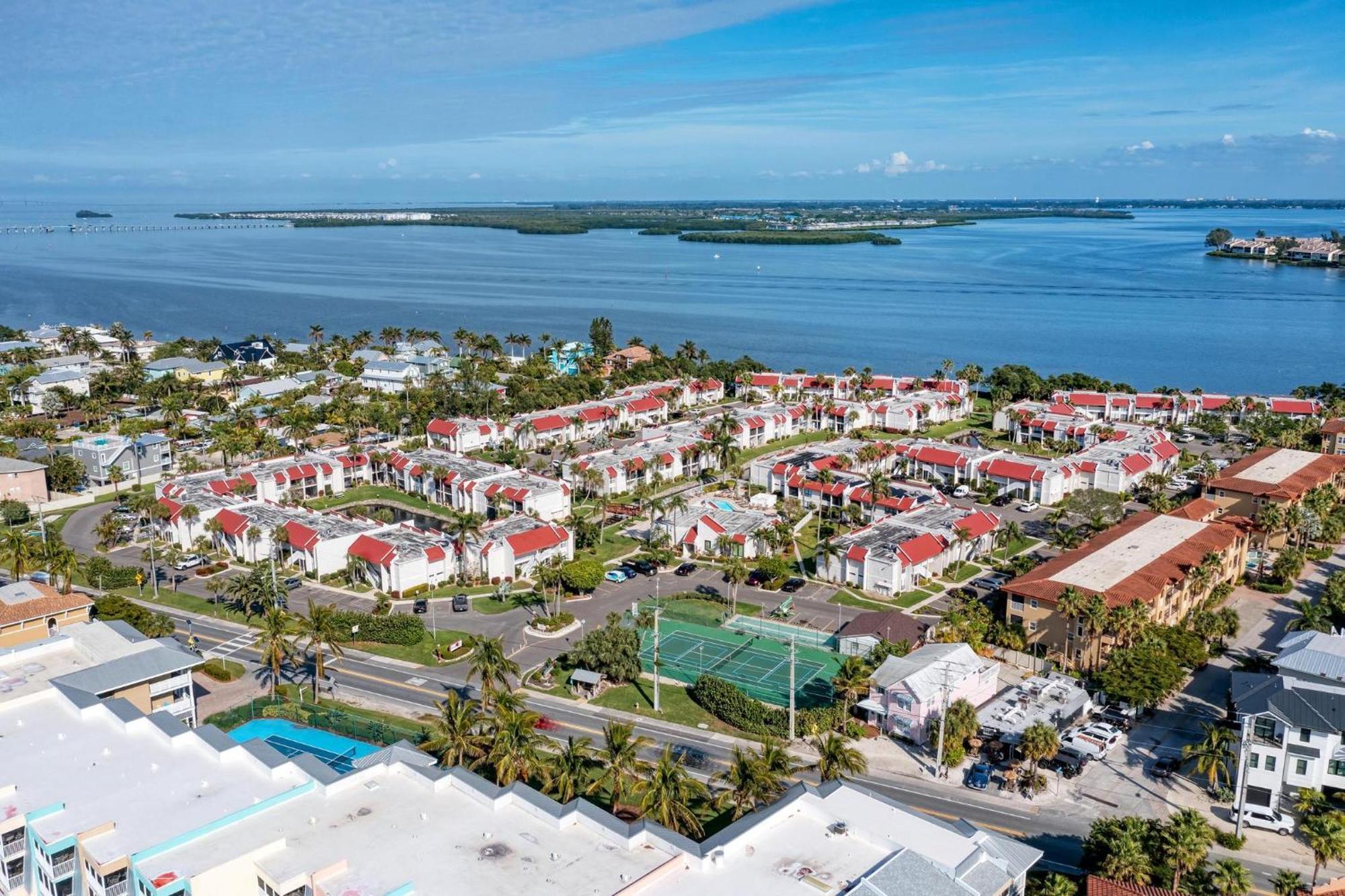 Anna Maria Island Runaway Tropical Dream-One Minute Walk To The Beach-Heated Pool Брадентон-Бич Экстерьер фото